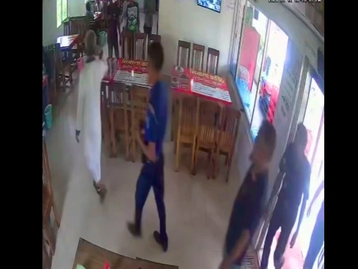প্রিজন ভ্যানে ফিরতি পথে হোটেলে ৫০ মিনিট ‘গোপন বৈঠক’: সাবেক এনবিআর কর্মকর্তা মতিউর রহমানকে ঘিরে নতুন বিতর্ক